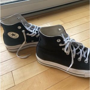Size 6 Women’s Platform Converse